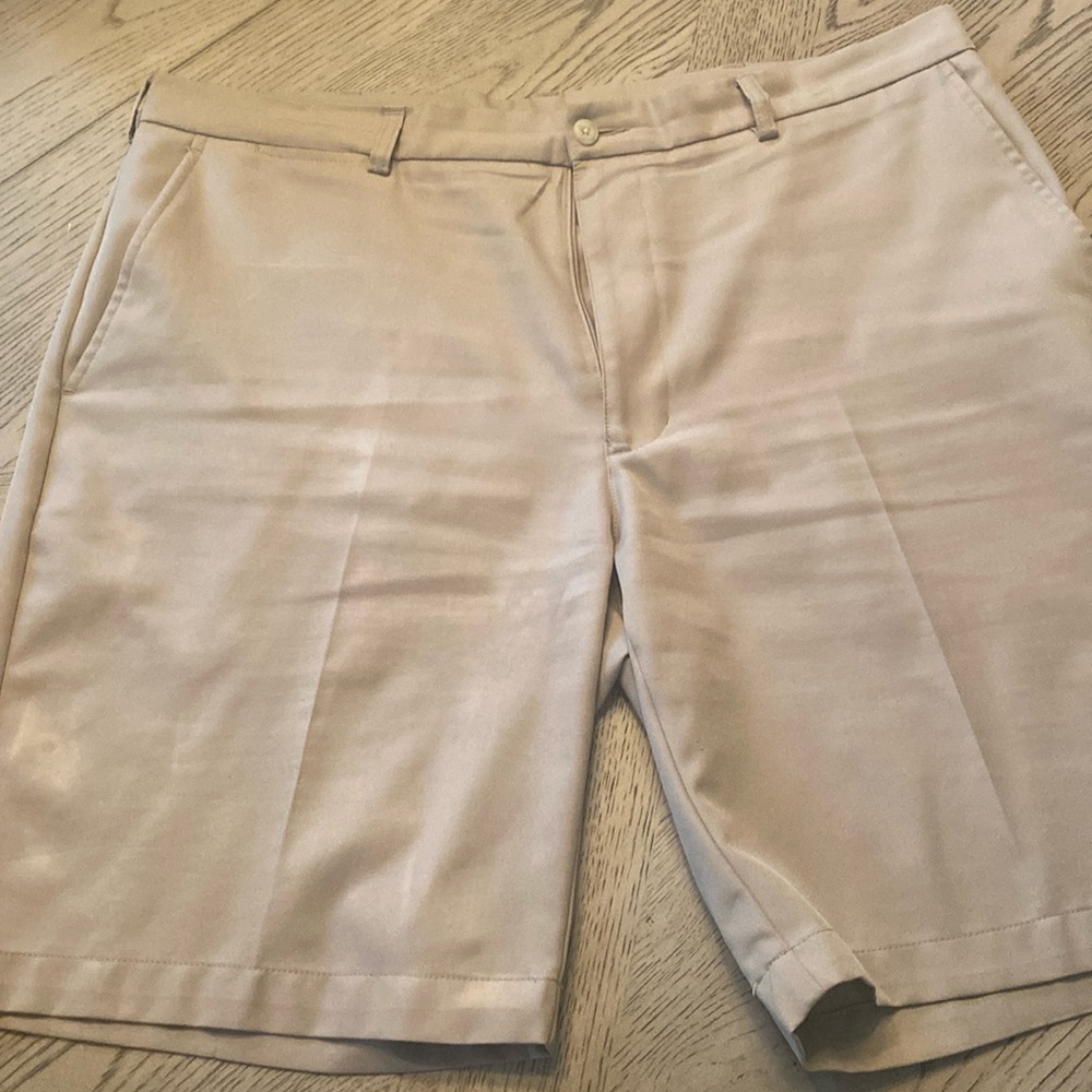 Men’s golf shorts